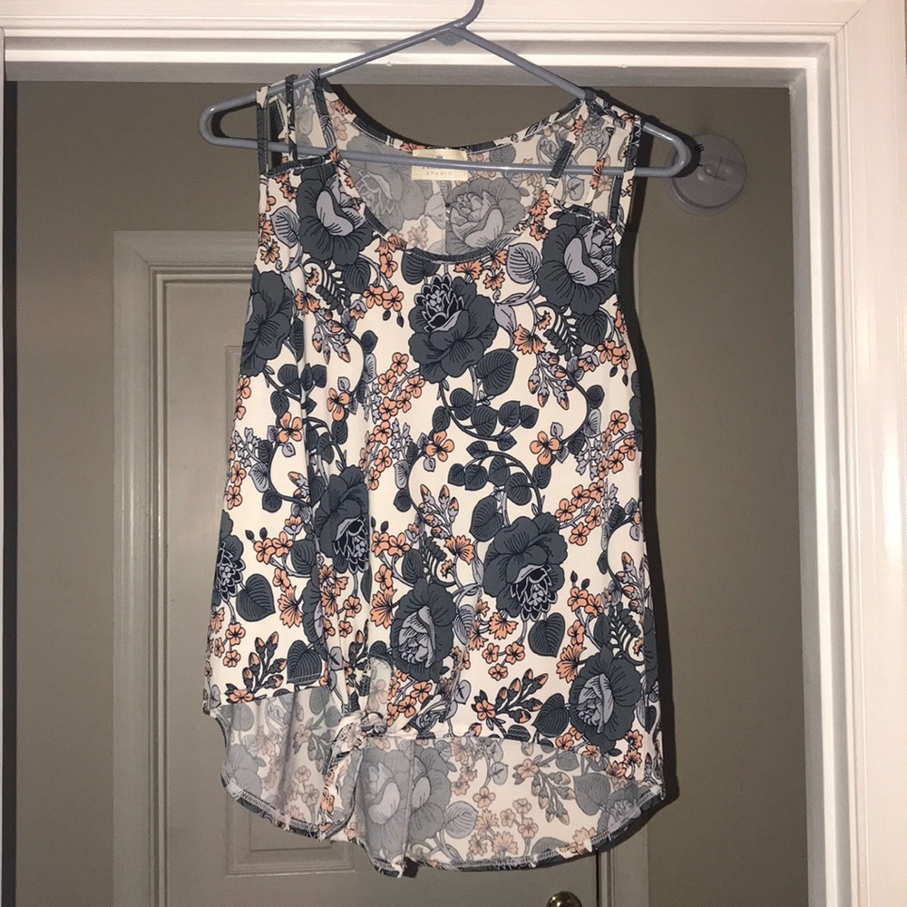 Flowered tank top with tie in the front